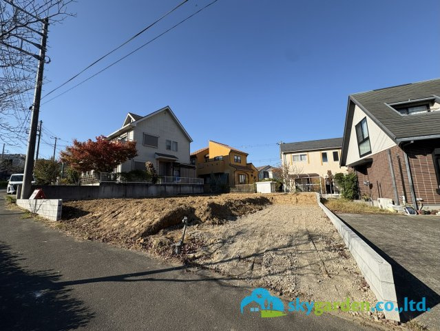平塚市めぐみが丘1丁目　新築戸建　全1棟1号棟の前面道路含む現地写真