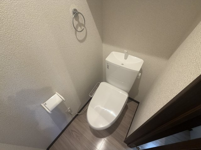 アズリア岩槻のトイレ|落ち着いた色調のトイレです