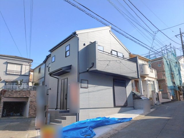 富士見市渡戸３丁目の新築一戸建の外観|2025年11月撮影　
急行停車駅のふじみ野駅徒歩圏内の閑静な住宅街。
角地にて開放的な立地！
安全で耐久性の高い長期優良住宅で安心です。
資料請求やご見学などお気軽にお問い合わせください。