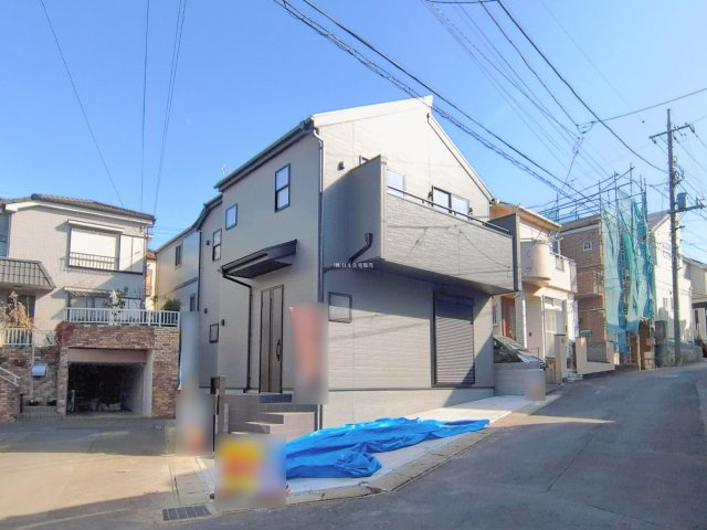 富士見市渡戸３丁目の新築一戸建の前面道路含む現地写真|南西4m公道・北4m公道に面しています。