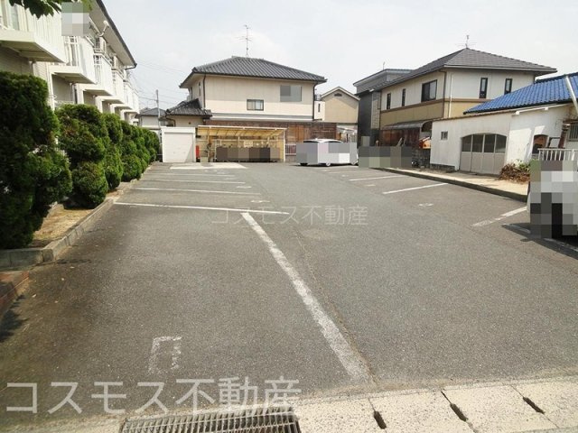 小山エビスコーポの駐車場