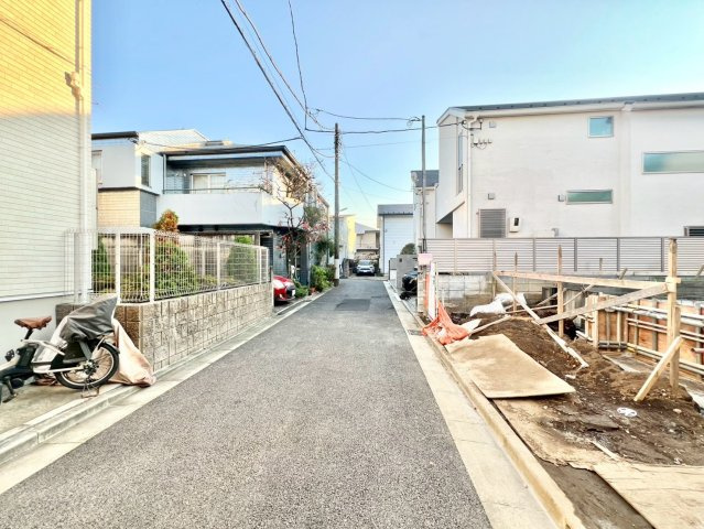 世田谷区深沢1丁目　新築戸建の前面道路含む現地写真|2025.11.20撮影

現地ご見学希望・資料請求などお気軽にお問い合わせ下さい！
03-5990-5201