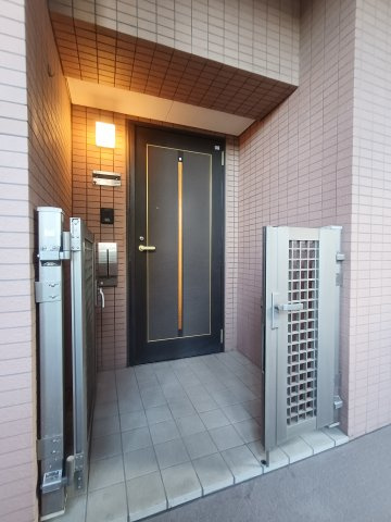 ウッドパーク吉川きよみ野Ｃ棟の玄関|明るい玄関です