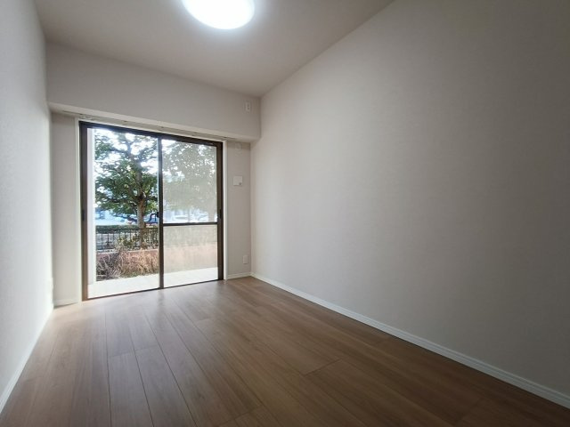 ウッドパーク吉川きよみ野Ｃ棟の洋室|明るい洋室です