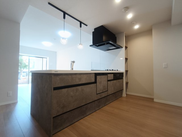 ウッドパーク吉川きよみ野Ｃ棟のキッチン|キッチンからリビングが見渡せるので、お子様を安心して遊ばせながら家事ができますね