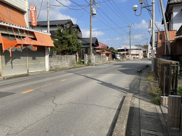 大網白里市大網142中古戸建の前面道路含む現地写真