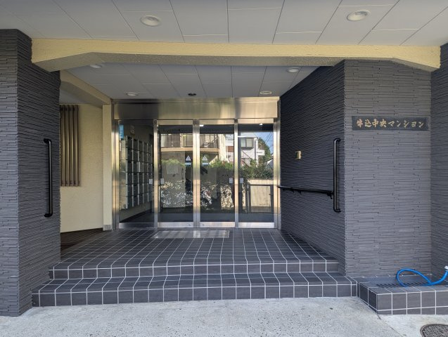 牛込中央マンションのエントランス