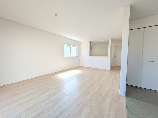八王子市　川口町　新築一戸建て　９１期の居間・リビング|～18.0帖の明るいLDKで、家族団欒の時間をお過ごしいただけます～
