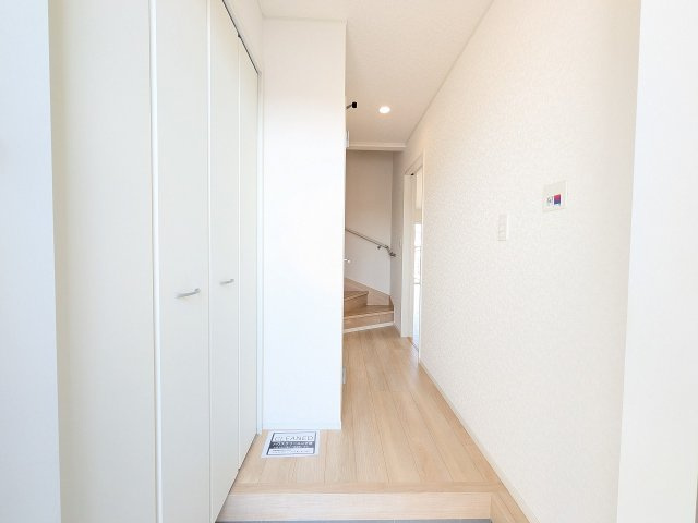 八王子市　川口町　新築一戸建て　９１期の玄関|～ホワイトの建具で明るい印象の玄関ホール～