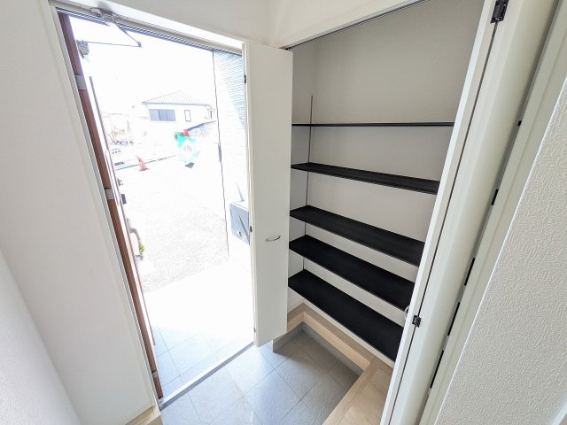 八王子市　川口町　新築一戸建て　９１期の玄関|～大容量収納可能なシューズボックス～