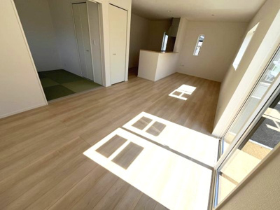 【居間・リビング】 | 【20万円ｷｬｯｼｭﾊﾞｯｸ対象物件】クレーデルガーデン川西町下永第1 全3棟 2号棟