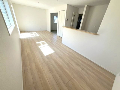 【居間・リビング】 | 【20万円ｷｬｯｼｭﾊﾞｯｸ対象物件】クレーデルガーデン川西町下永第1 全3棟 2号棟