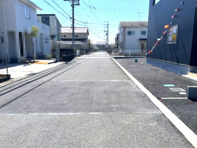 【前面道路含む現地写真】 | 【20万円ｷｬｯｼｭﾊﾞｯｸ対象物件】クレーデルガーデン川西町下永第1 全3棟 2号棟
