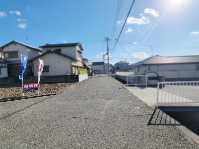 ライフフィールド津秦1区画（138-15）の前面道路含む現地写真