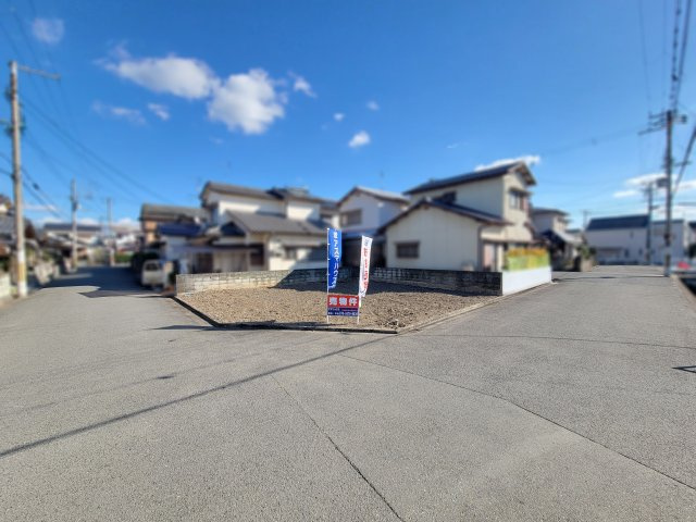 ライフフィールド津秦1区画（138-15）の前面道路含む現地写真