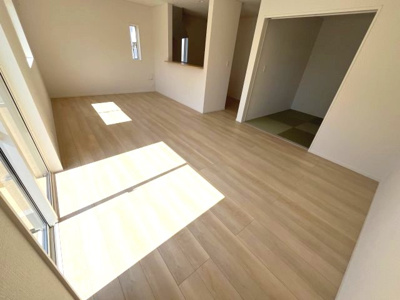 【居間・リビング】 | 【20万円ｷｬｯｼｭﾊﾞｯｸ対象物件】クレーデルガーデン川西町下永第1 全3棟 3号棟