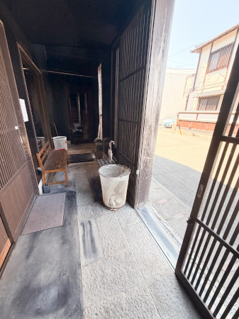 新居町貸店舗のエントランス