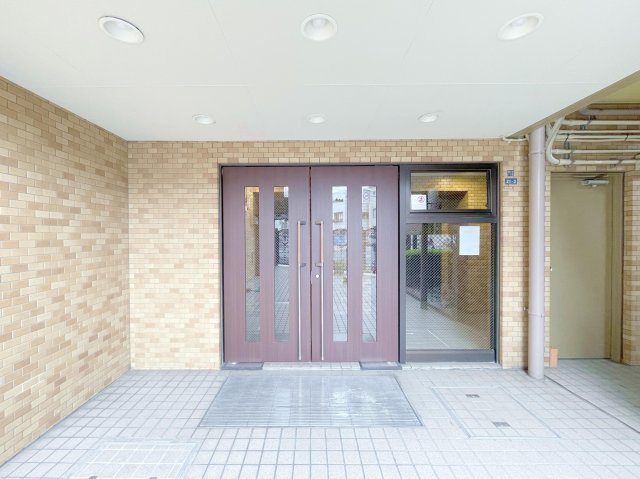 ライオンズマンション四ツ木のエントランス