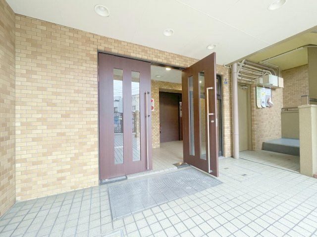 ライオンズマンション四ツ木のエントランス