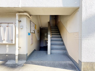 【エントランス】 | お客様を、そして住人を出迎えてくれるマンションのエントランス。ゴミが落ちていないことからも、管理状態の良さや住民の節度の高さが見て取れます。～即日のご見学可能～　お問合せはお気軽にどうぞ。