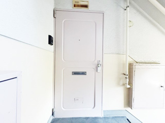 【その他共用部分】 | 皆様をお迎えする、お部屋の玄関ドア。開けやすさや開放角度、ドアノブの操作しやすさや鍵の形状などを、現地で一度ご確認ください。～即日のご見学可能～　お問合せはお気軽にどうぞ。