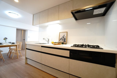 【キッチン】 | 【上質リノベ】井口台パークヒルズ弐番館 | 【キッチンスペース】
孤独さをあまり感じないキッチンにリノベーション！
キッチン天板は白、収納扉は木調をセレクトし、優しい雰囲気を醸し出しています。
また、多機能で毎日の家事を手助けしてくれます！