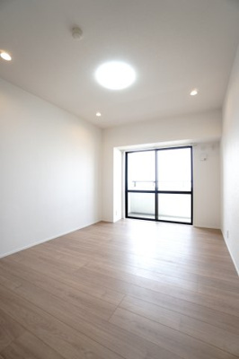 【洋室】 | 【上質リノベ】井口台パークヒルズ弐番館 | 【洋室約6.7帖】
心と体をゆったりと安らげる主寝室。
寝室のゆとりが大きい分だけ、
暮らしの安らぎは深まります。
一日の疲れを癒すだけでなく、
ご夫婦の親密な語らいを紡ぎ出します。