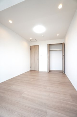 【洋室】 | 【上質リノベ】井口台パークヒルズ弐番館 | 【洋室約6.7帖】
どんな家具や敷物でも部屋に馴染みやすく、
コーディネートがし易そうですね。
配置も柔軟に対応できるので身の回りの整理もし易い！
自分好みの空間に出来そうですね！