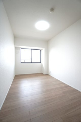 【洋室】 | 【上質リノベ】井口台パークヒルズ弐番館 | 【洋室約6帖】
居室にはクローゼットを完備。
自由度の高い家具の配置が叶うシンプルな空間です。
お子様の成長と人数と共に必要になる
子供部屋にもぴったりの間取りですね。