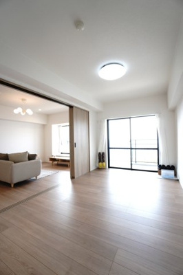 【洋室】 | 【上質リノベ】井口台パークヒルズ弐番館 | 【洋室約6.3帖】
在宅勤務・リモートワークの書斎や、
趣味やくつろぎのスペースとしても。
家族と一緒に楽しい時間を過ごす中にも、
一人でくつろげる時間と場所は特に良いですね。
