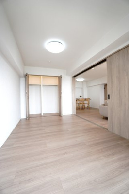 【洋室】 | 【上質リノベ】井口台パークヒルズ弐番館 | 【洋室約6.3帖】
将来、ライフスタイルや家族構成が変わった時等、
第2子供部屋としても活用できそうですね！
勿論、壁掛けエアコンも取付が出来ますので、
快適な居室環境で過ごせそうです！