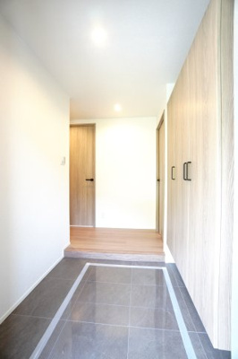 【玄関】 | 【上質リノベ】井口台パークヒルズ弐番館 | 【玄関ホール】
人を迎え入れる最初の場所だからこそ、
清潔感があり纏まった空間にして頂ける様に
大型フローティングシューズBOXを設置。
照明はオートライト。消し忘れや
出入りが暗くならなく済みます！