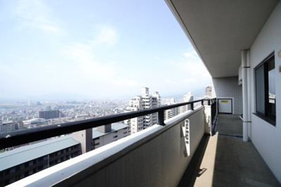 【バルコニー】 | 【上質リノベ】井口台パークヒルズ弐番館 | 【バルコニー】
リビング全面が接するワイドバルコニー。
前面の建物が邪魔することなくよく陽が当たり、お洗濯物もすぐ乾きそう！
この位の広さがあると、エアコン室外機を置いても十分なスペースを保てます。