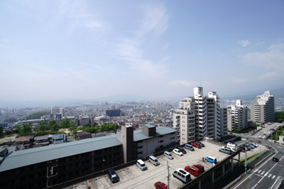 【展望】 | 【上質リノベ】井口台パークヒルズ弐番館 | 【四季を感じる】
四季の移ろい・爽やかな青空や風を感じられ
自然を愉しめるパノラマビュー。
毎日の暮らしに余裕を感じさせてくれる、
遮る物の無い開放的な眺望を是非、ご堪能ください。