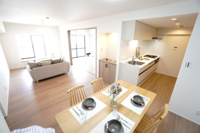 【居間・リビング】 | 【上質リノベ】井口台パークヒルズ弐番館 | 【約17.2帖LDK】
今回のリノベーションスタイルは、
「グレージュモダン」
シンプルでありながらも、洗練されたエレガンスを感じさせる空間で
どんな色とも相性が良く、季節を問わず楽しめるスタイル