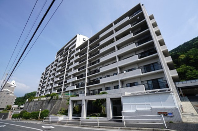 【外観】 | 【上質リノベ】井口台パークヒルズ弐番館 | 【耐震性】
耐震性の高さを判断するポイントは、
建築確認申請日が1981年6月1日以降の
新耐震基準に適合しているかどうか。
震度６程度の大地震でも
建物が崩壊しないレベルが基準になりました。