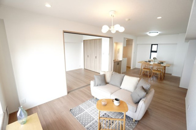 【居間・リビング】 | 【上質リノベ】井口台パークヒルズ弐番館 | 【約17.2帖LDK】
窓から差し込む自然光がたっぷり入るリビングには
ホワイトやブラックといった色味を組み合わせると、
よりシンプルで上品な印象となり、上質感のある空間を楽しむことができます。