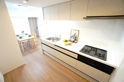 【キッチン】 | 【上質リノベ】井口台パークヒルズ弐番館 | 【キッチンルーム】
半独立型キッチンのメリットは、人目を気にせずに調理に集中できます！
来客時に手元や調理場を見られることなく調理ができ、
隣接するリビングやダイニングまで油や煙が広がりにくくなりま