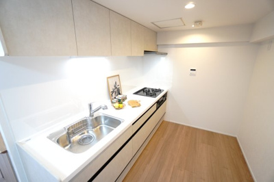 【キッチン】 | 【上質リノベ】井口台パークヒルズ弐番館 | ☆キッチンの特徴☆
・クリナップ社製
・アクリストンワークトップ
・浄水器一体型ハンドシャワー水栓
・一度に5人分食器洗い乾燥機は後付け可能
・フラットスリムレンジフード
・換気扇幕板が他の面材と同色