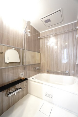 【浴室】 | 【上質リノベ】井口台パークヒルズ弐番館 | 【バスルーム】
TOTO社製RWシリーズは
「ゆるリラ浴槽」「カラリ床」で独自の技術によりバスタイムを
よりよく演出してくれます！
更に、浴室暖房乾燥機が標準設備！
お手入れが楽なシステムバスです。