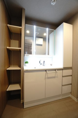 【独立洗面台】 | 【上質リノベ】井口台パークヒルズ弐番館 | 【コスメカウンター】
Panasonic社製！
場所を選ばず設置できるスリムタイプ
清潔と快適と美しさを備えた充実機能＆シンプルで、
手間いらずのライフアップ・ドレッサーとなっています。