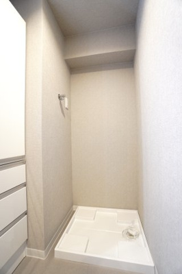 【独立洗面台】 | 【上質リノベ】井口台パークヒルズ弐番館 | 【パウダールーム】
装着が楽なワンタッチ式の給水栓！
洗濯機置場はドラム式の洗濯機も入るサイズですが、
お手持ちのサイズが入るか要確認です！
この高さがあれば、リネンラックも付けられますね！