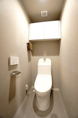 【トイレ】 | 【上質リノベ】井口台パークヒルズ弐番館 | 【レストルーム】
TOTO社製！
きれいをまもるせいけつトイレ！
お掃除はサッとひとふきで完了！
少ない水で、汚れをしっかり洗い流します。
手洗い機能付きでもしもの時も慌てない！
キャビネット付。