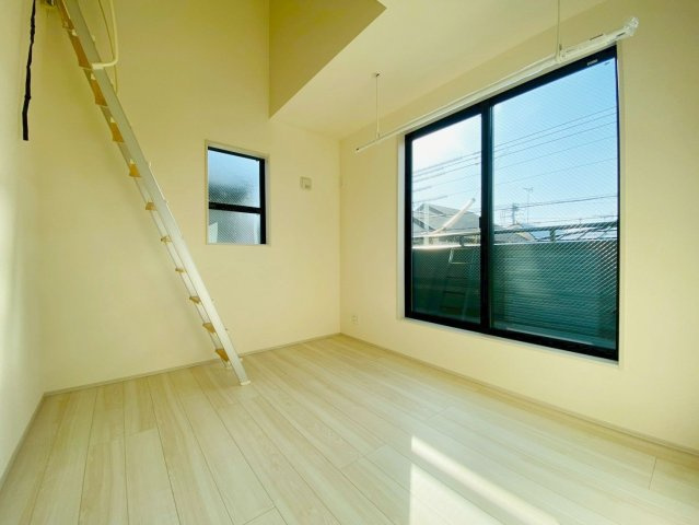 【洋室】 | 西東京市下保谷２丁目　新築戸建て　２号棟 | 陽の光が差し込む洋室は、趣味の時間をやさしく包み込む空間