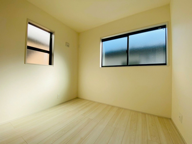 【洋室】 | 西東京市下保谷２丁目　新築戸建て　２号棟 | 明るく開放感のある洋室は寝室や子ども部屋など多用途に使えます