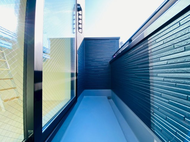 【バルコニー】 | 西東京市下保谷２丁目　新築戸建て　２号棟 | 広々としたバルコニーは陽当たりも良好で洗濯物もよく乾きます