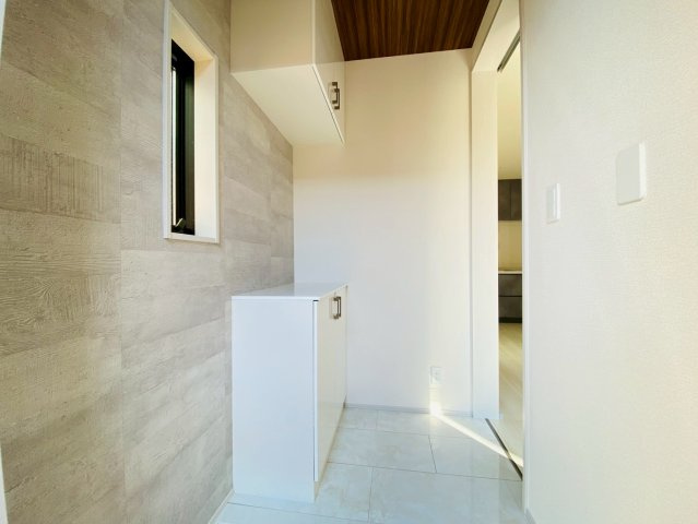 【玄関】 | 西東京市下保谷２丁目　新築戸建て　２号棟 | 明るく開放感のある玄関は住む人や訪れる人をやさしく迎える空間