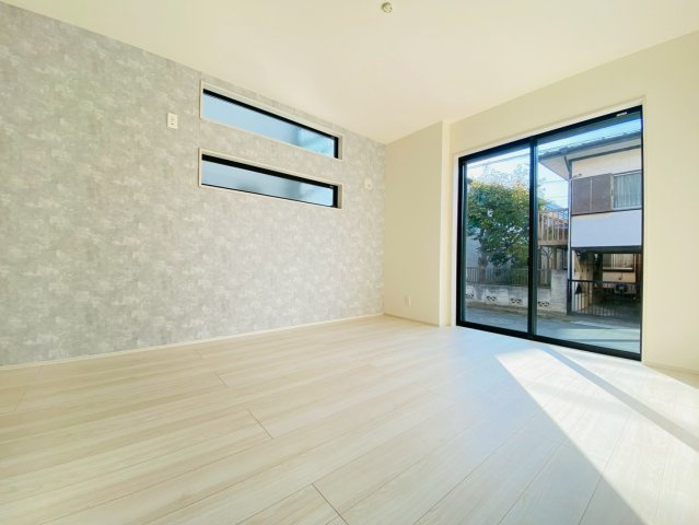 【居間・リビング】 | 西東京市下保谷２丁目　新築戸建て　２号棟 | 家族の笑顔が自然と集まり日常のひとときをやさしく彩ります