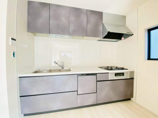 【キッチン】 | 西東京市下保谷２丁目　新築戸建て　２号棟 | 香りや光、温かさが自然に広がり、毎日の食卓をやさしく彩ります