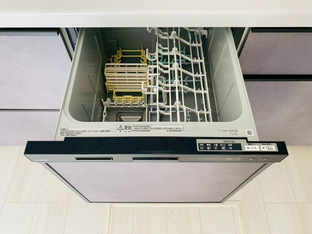 【キッチン】 | 西東京市下保谷２丁目　新築戸建て　２号棟 | 食洗機付きで、後片付けもスムーズ。毎日の家事がラクに！